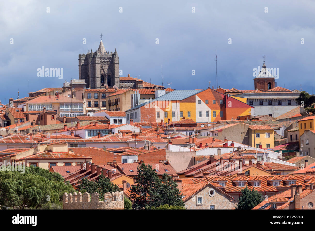 Vue panoramique sur la ville historique d'Avila du Mirador de Cuatro Postes, l'Espagne, avec sa célèbre ville médiévale des murs. UNESCO World Heritage Banque D'Images