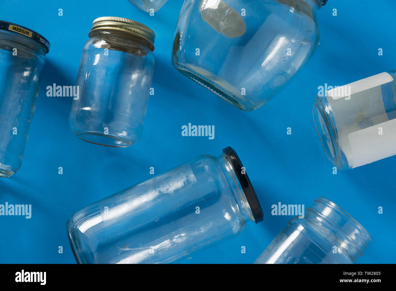 Bocaux en verre transparent avec couvercle isolé sur fond bleu, top view  télévision lay concept de recyclage pour la sensibilisation à  l'environnement. Les produits recyclables distincts Photo Stock - Alamy