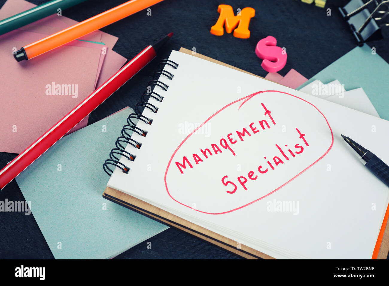 Ordinateur portable et papeterie sur table en bois noir. Concept de gestion Banque D'Images