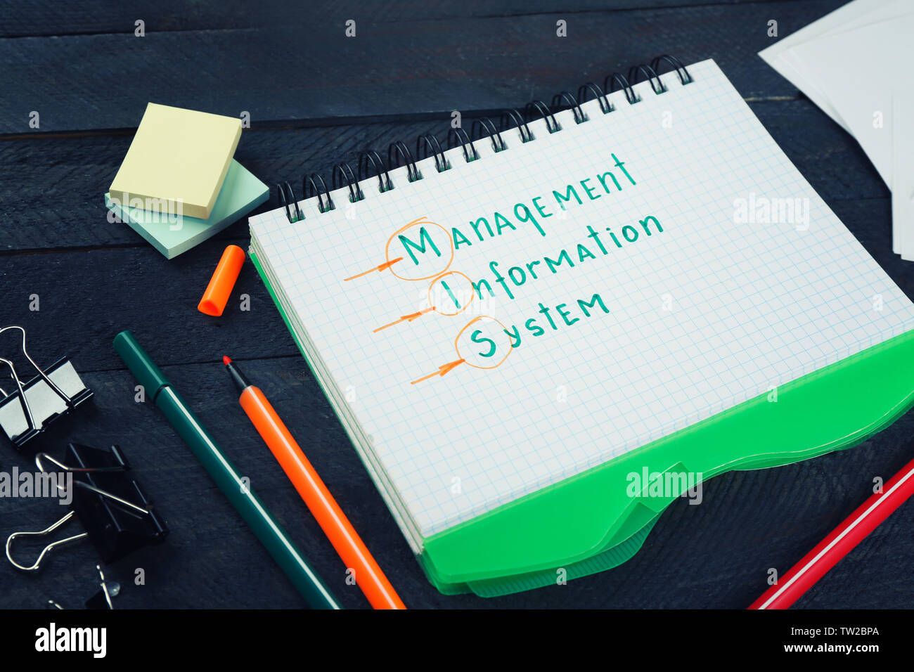 Ordinateur portable et papeterie sur table en bois sombre. Concept de gestion Banque D'Images