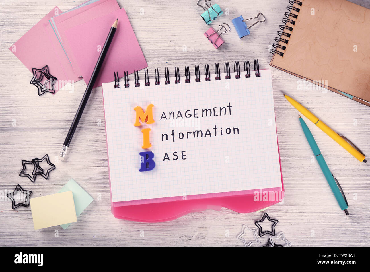 Notes et articles de papeterie sur table en bois. Concept de gestion Banque D'Images