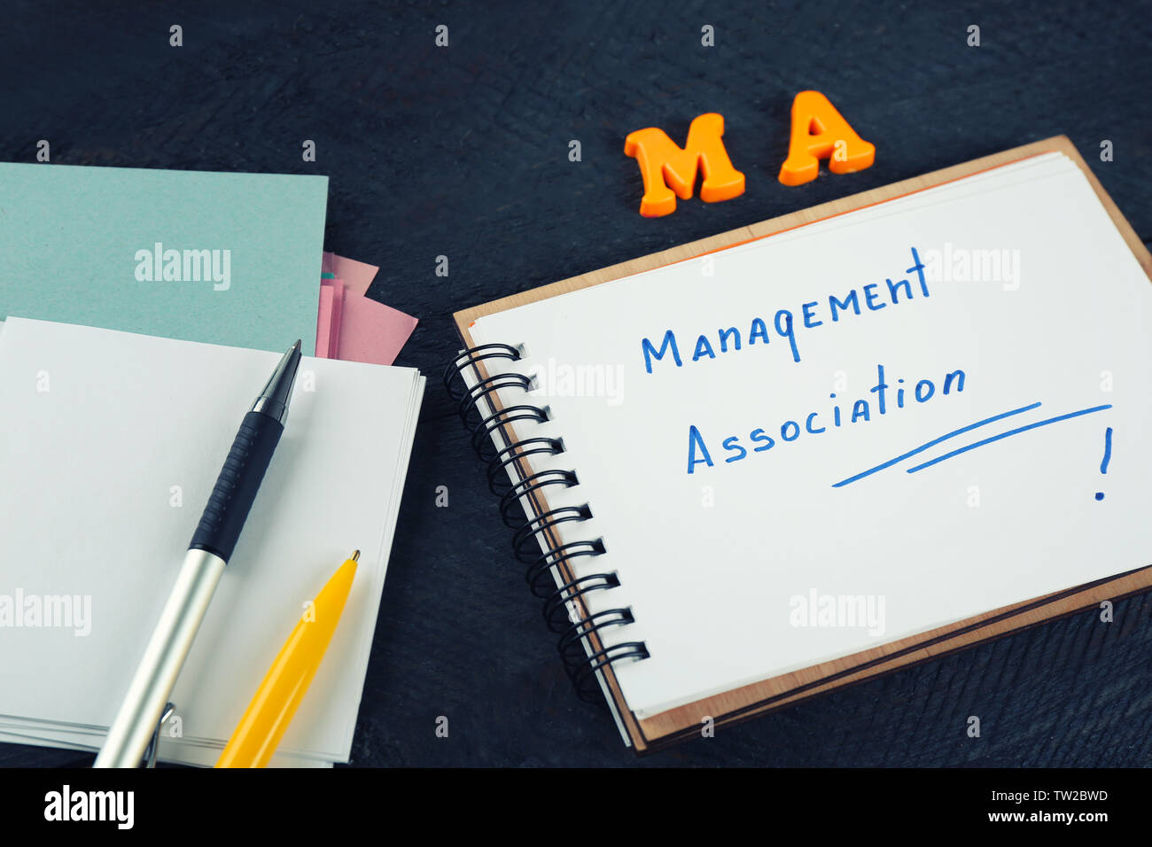 Ordinateur portable et papeterie sur table en bois noir. Concept de gestion Banque D'Images