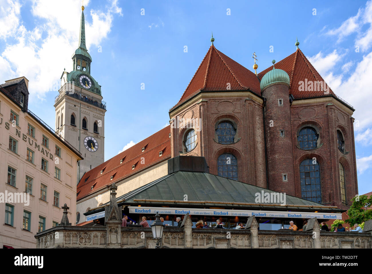 Les gens de déguster une boisson sur une terrasse située sous l'Eglise St Peter à Munich, Allemagne Banque D'Images