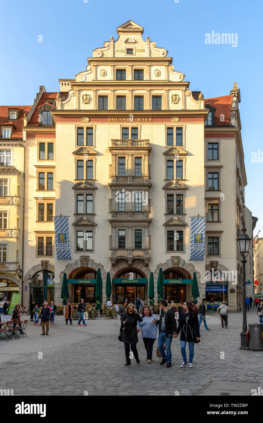 Le Orlando-Haus sur Munich's Platzl sur un après-midi de printemps ensoleillé Banque D'Images