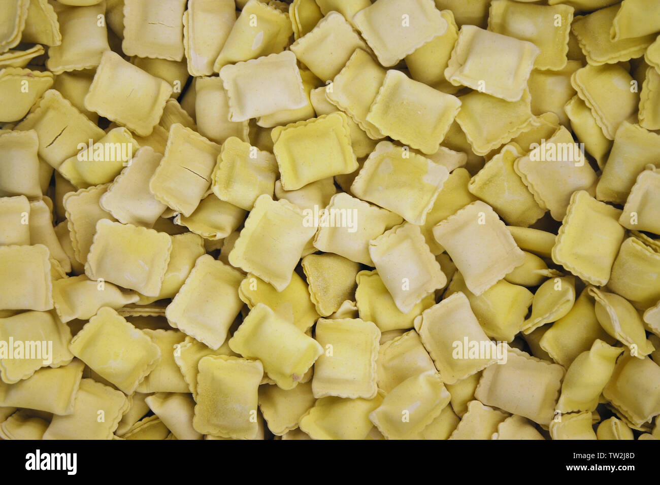 Les raviolis congelés vendus au poids dans l'industrie alimentaire supermarché, background, selective focus Banque D'Images