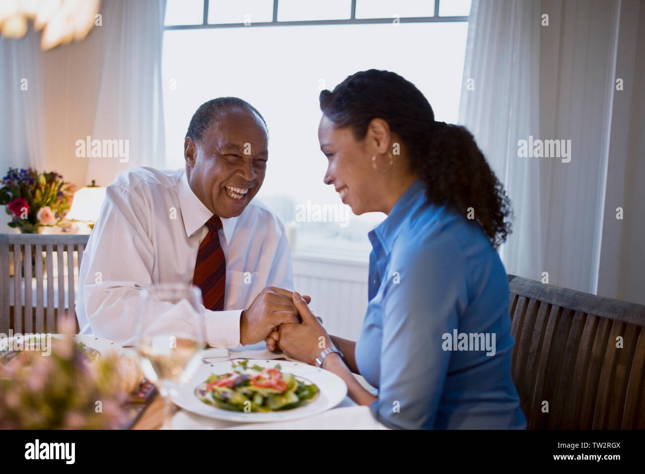 D'âge mûr ont le dîner dans leur maison Banque D'Images