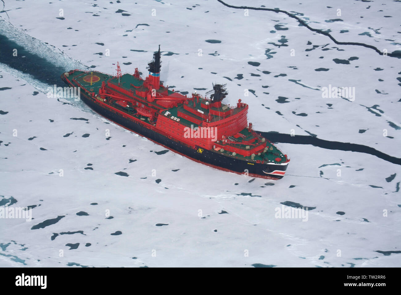 Vue aérienne de brise-glace nucléaire russe Yamal qui transitent par l'ice en route vers Pôle Nord. Banque D'Images Vue aérienne de brise-glace nucléaire russe Yamal qui transitent par l'ice en route vers Pôle Nord. Banque D'Images