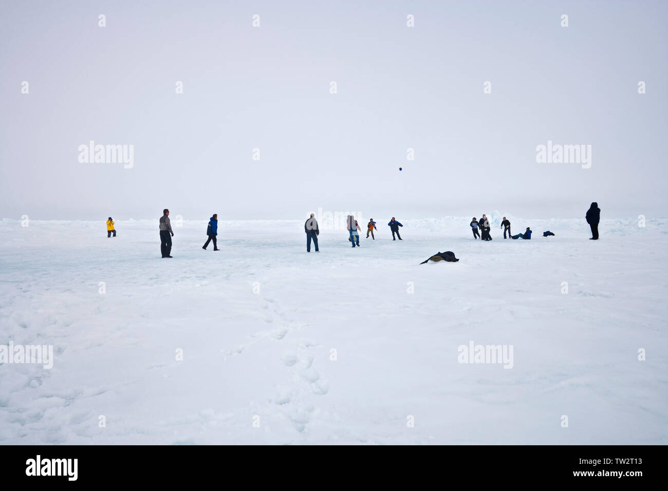 Des marins russes de brise-glace nucléaire jouant au football sur la glace de mer au Pôle Nord au cours de Quark Expeditions voyage au pôle Nord. Banque D'Images