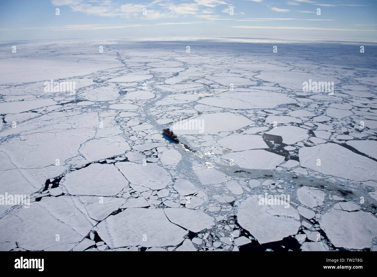 Le plus grand brise-glace nucléaire, 50 ans- de la Victoire, en route vers le pôle Nord. L'Arctique russe. Banque D'Images Le plus grand brise-glace nucléaire, 50 ans- de la Victoire, en route vers le pôle Nord. L'Arctique russe. Banque D'Images