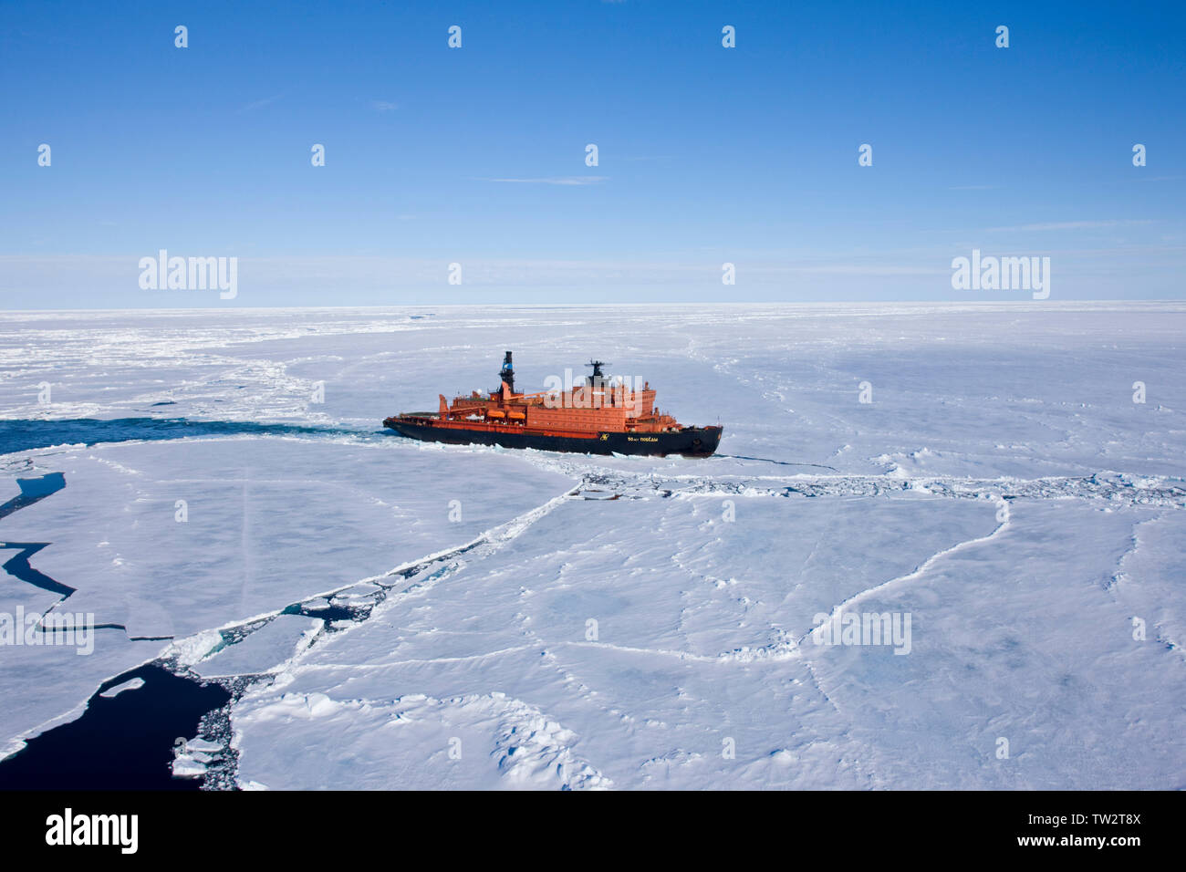 Vue aérienne du plus grand brise-glace nucléaire, 50 ans de la Victoire, un navire de classe Arktika, en route vers le pôle Nord en prenant les touristes à 90 degrés. Banque D'Images Vue aérienne du plus grand brise-glace nucléaire, 50 ans de la Victoire, un navire de classe Arktika, en route vers le pôle Nord en prenant les touristes à 90 degrés. Banque D'Images
