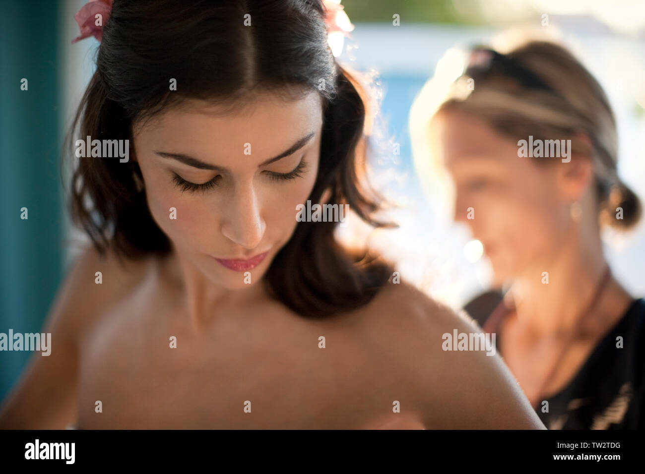 Bride se préparer le jour de son mariage. Banque D'Images