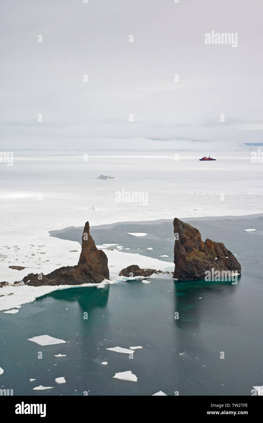 Vue aérienne de Cape Tegethoff, François-Joseph, l'Arctique russe. En route pour Mourmansk de Pôle Nord. Banque D'Images Vue aérienne de Cape Tegethoff, François-Joseph, l'Arctique russe. En route pour Mourmansk de Pôle Nord. Banque D'Images
