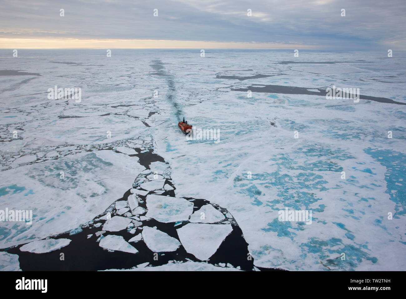 Brise-glace nucléaire le plus important au monde, 50 ans de la Victoire, affrété par Quark Expeditions pour voyage au pôle Nord. Vue aérienne du navire dans la glace de mer. Banque D'Images Brise-glace nucléaire le plus important au monde, 50 ans de la Victoire, affrété par Quark Expeditions pour voyage au pôle Nord. Vue aérienne du navire dans la glace de mer. Banque D'Images
