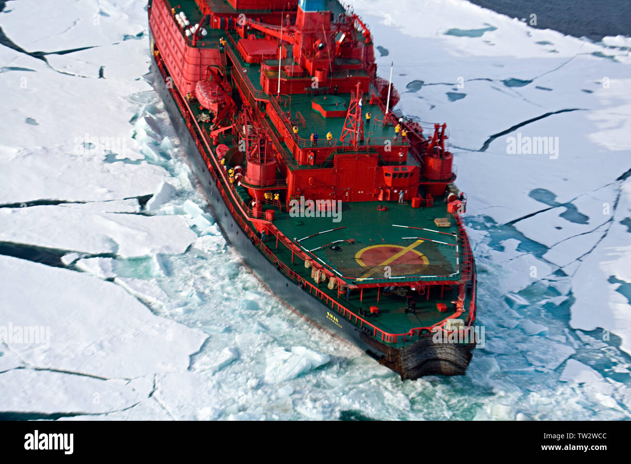Classe Arktika icebreaker Yamal, nucléaire, affrété par Quark Expeditions pour voyage au pôle Nord. Vue aérienne du navire dans la glace de mer. Banque D'Images Classe Arktika icebreaker Yamal, nucléaire, affrété par Quark Expeditions pour voyage au pôle Nord. Vue aérienne du navire dans la glace de mer. Banque D'Images