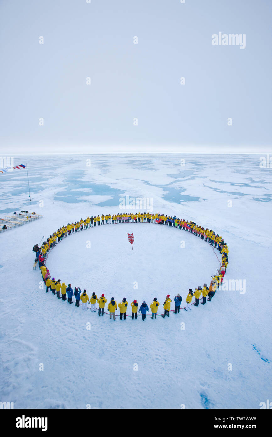 Formulaire de touristes cercle au Pôle Nord après avoir atteint 90 degrés Nord sur un brise-glace nucléaire russe de 50 ans de la victoire. Juillet 2008. Banque D'Images Formulaire de touristes cercle au Pôle Nord après avoir atteint 90 degrés Nord sur un brise-glace nucléaire russe de 50 ans de la victoire. Juillet 2008. Banque D'Images