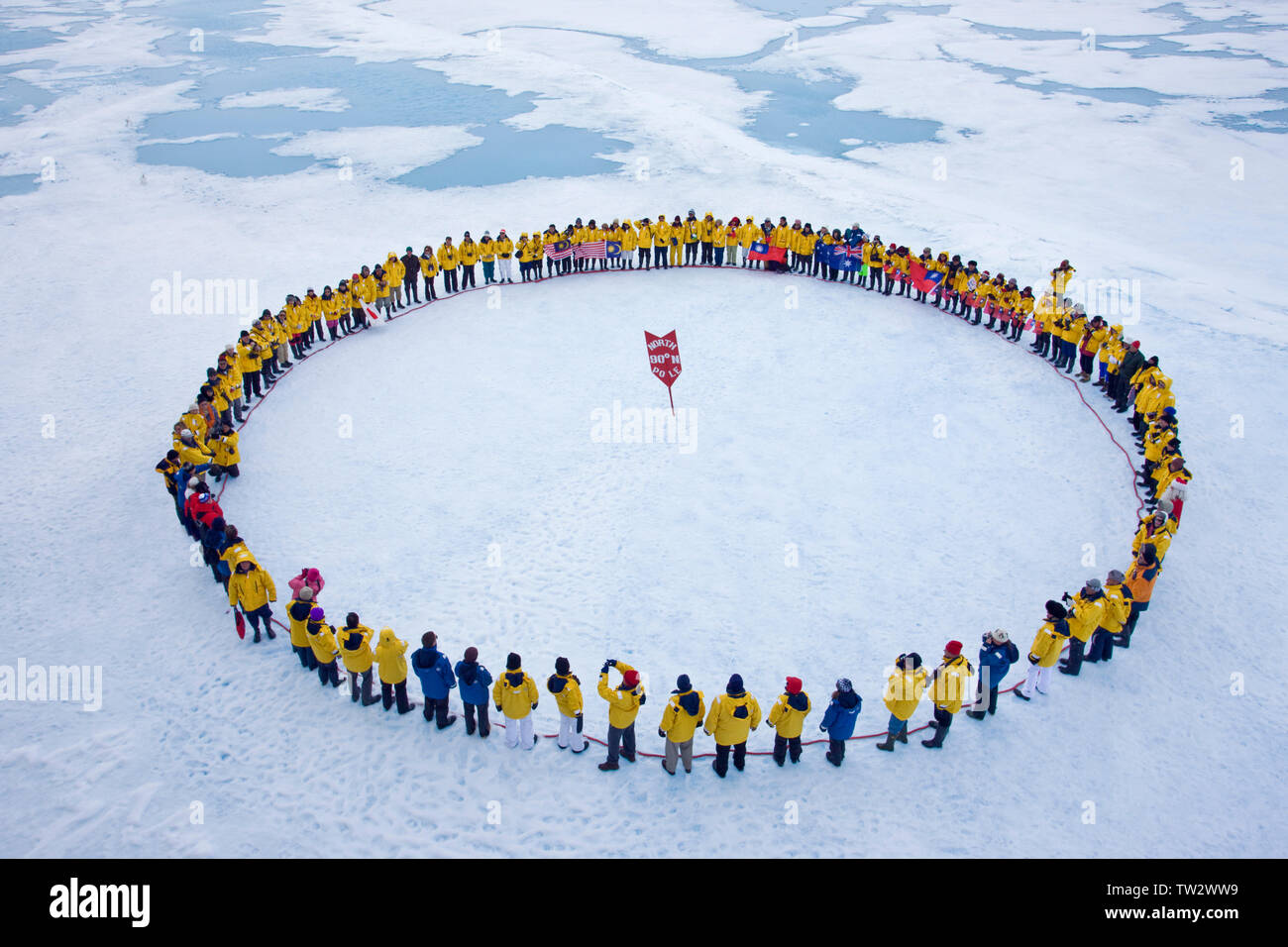 Formulaire de touristes cercle au Pôle Nord après avoir atteint 90 degrés Nord sur un brise-glace nucléaire russe de 50 ans de la victoire. Juillet 2008. Banque D'Images Formulaire de touristes cercle au Pôle Nord après avoir atteint 90 degrés Nord sur un brise-glace nucléaire russe de 50 ans de la victoire. Juillet 2008. Banque D'Images