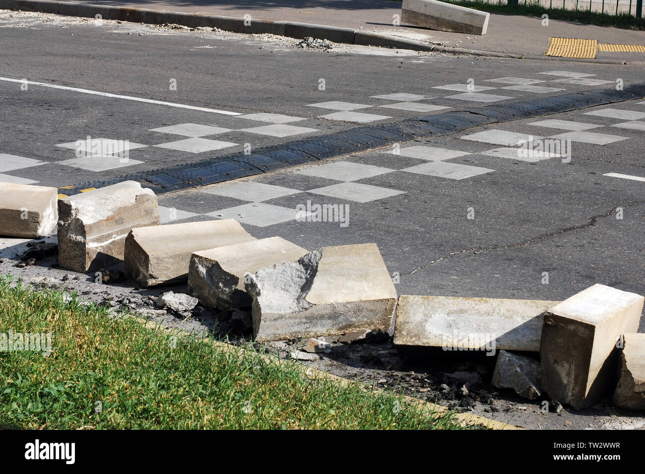 Les travaux routiers,des morceaux de béton arrachés freiner blocs sur la chaussée, la réparation de trottoir, bosse de vitesse sur route asphaltée. Banque D'Images