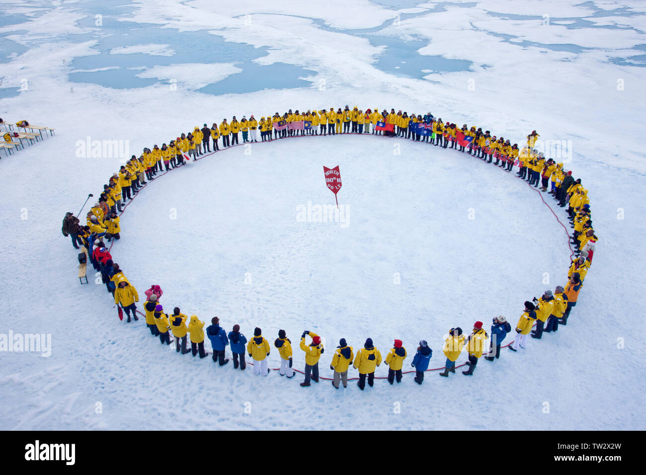 Formulaire de touristes cercle au Pôle Nord après avoir atteint 90 degrés Nord sur un brise-glace nucléaire russe de 50 ans de la victoire. Juillet 2008. Banque D'Images Formulaire de touristes cercle au Pôle Nord après avoir atteint 90 degrés Nord sur un brise-glace nucléaire russe de 50 ans de la victoire. Juillet 2008. Banque D'Images