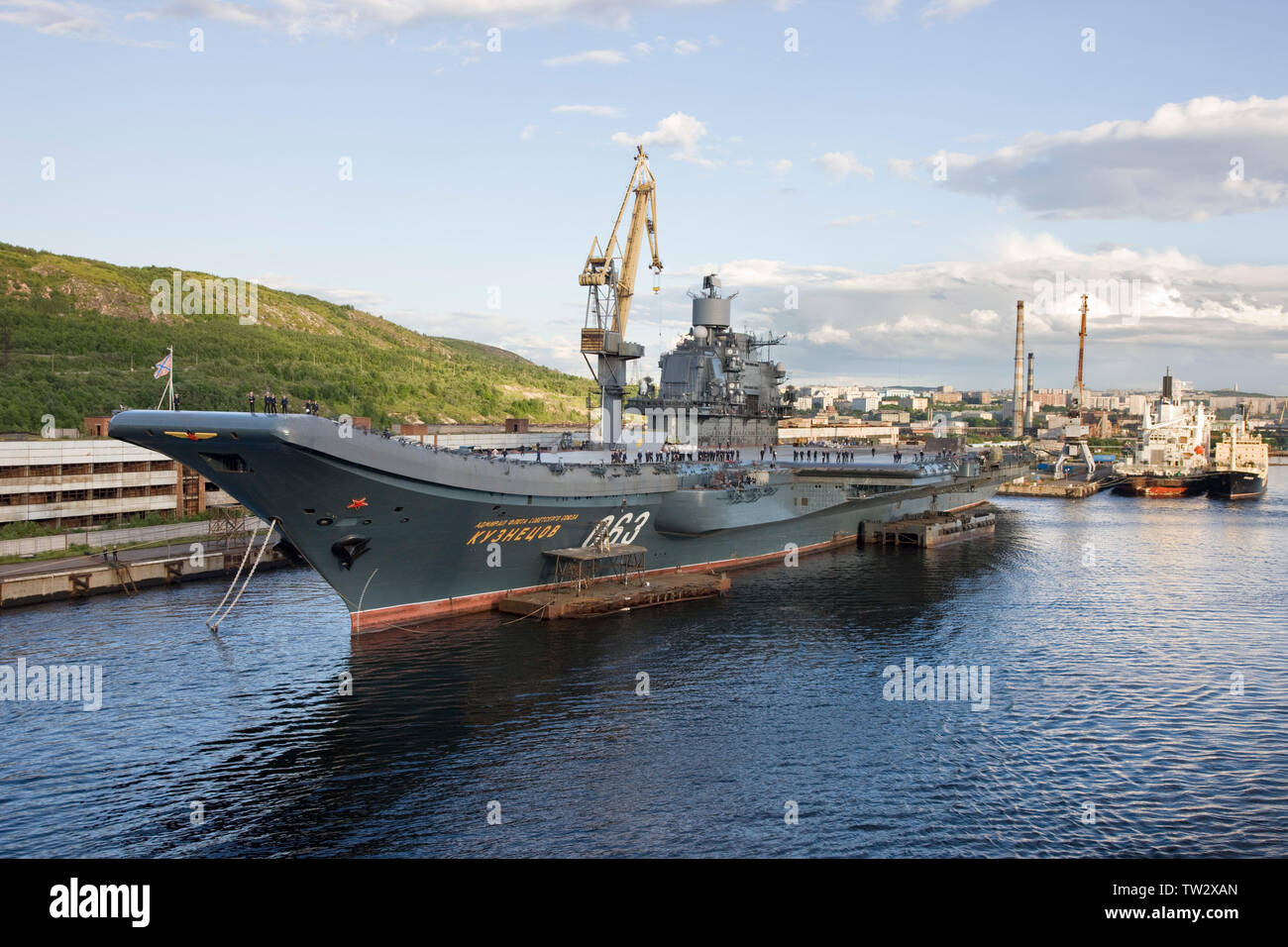 Porte-avions russe Admiral Kuznetsov à port de Mourmansk, en Russie. Juillet 2008 Banque D'Images