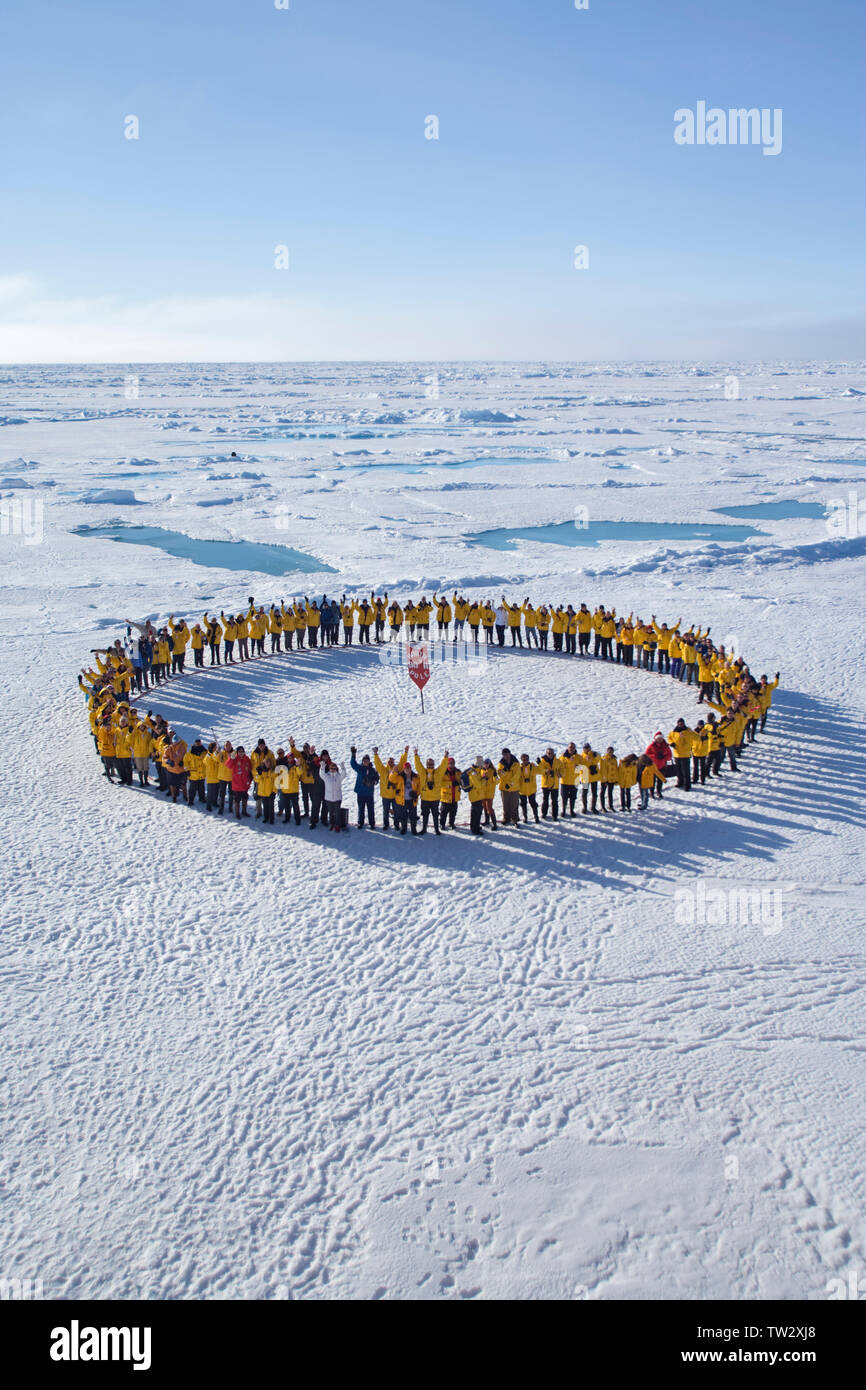 Formulaire de touristes cercle au Pôle Nord après le voyage sur un brise-glace nucléaire russe. Juillet 2008 Banque D'Images Formulaire de touristes cercle au Pôle Nord après le voyage sur un brise-glace nucléaire russe. Juillet 2008 Banque D'Images
