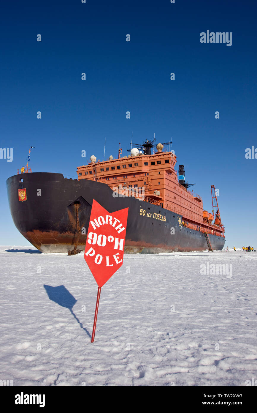 Brise-glace nucléaire le plus important au monde, 50 ans de la Victoire, affrété par Quark Expeditions pour voyage au pôle Nord. Vue aérienne du navire dans la glace de mer. Banque D'Images Brise-glace nucléaire le plus important au monde, 50 ans de la Victoire, affrété par Quark Expeditions pour voyage au pôle Nord. Vue aérienne du navire dans la glace de mer. Banque D'Images