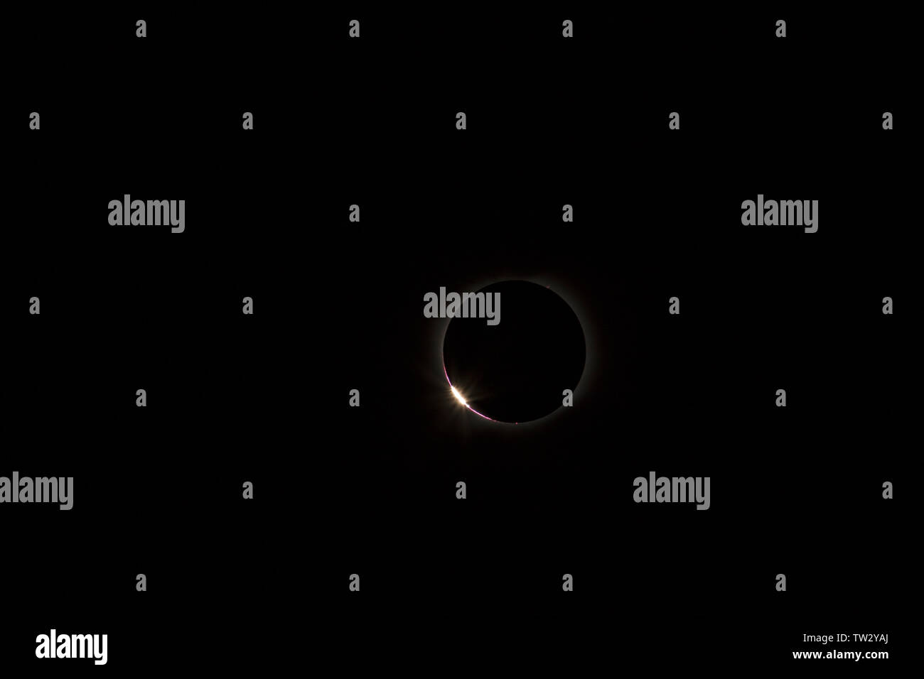 Anneau de diamant au démarrage de totalité de l'éclipse solaire pendant le 1er août 2008. Banque D'Images Anneau de diamant au démarrage de totalité de l'éclipse solaire pendant le 1er août 2008. Banque D'Images