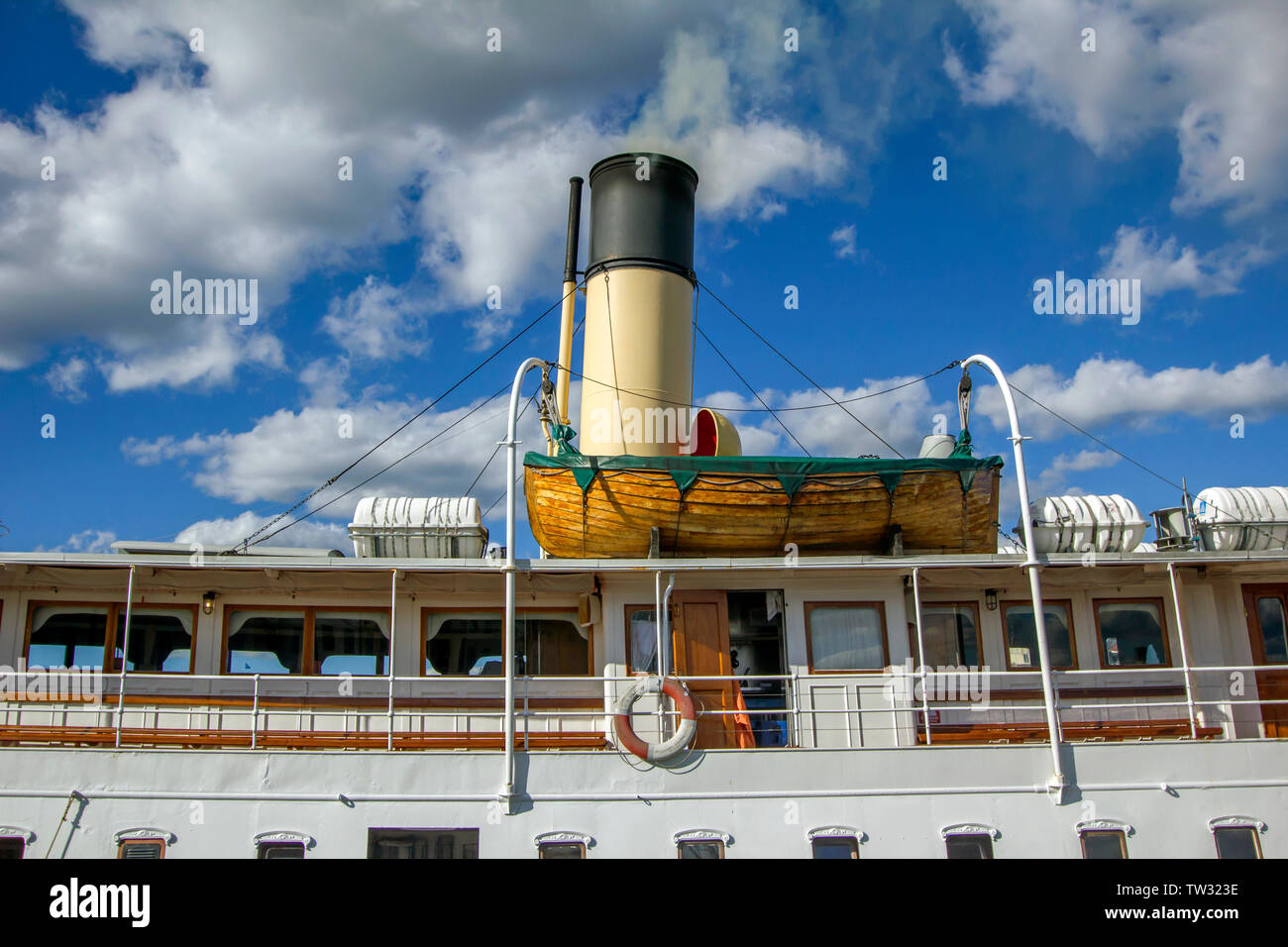 Bateau de sauvetage sur un vieux bateau avec fond nuageux Banque D'Images