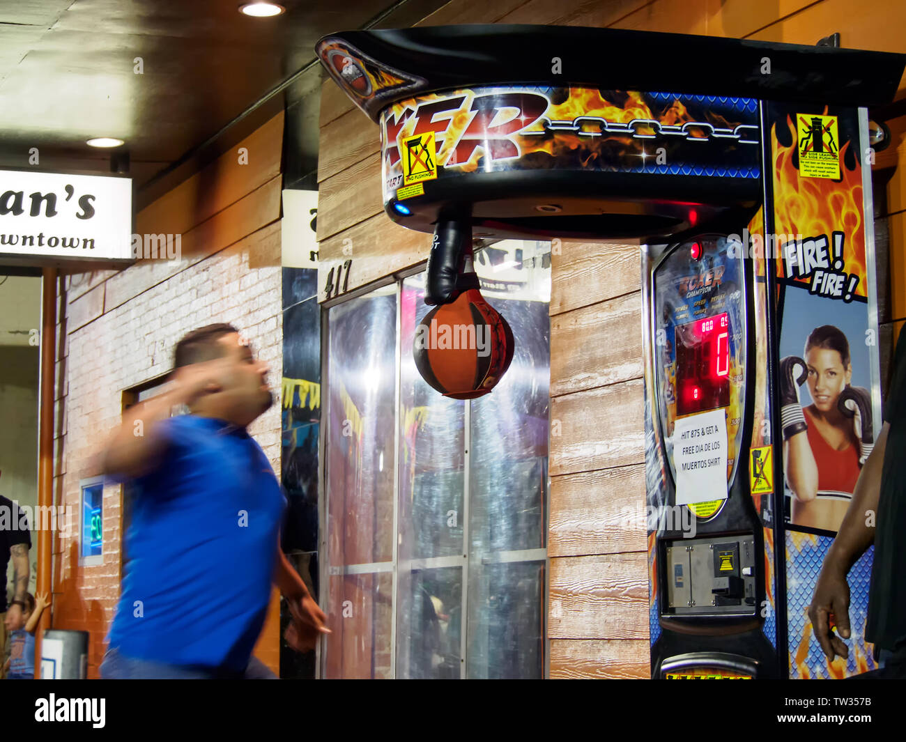 L'homme à l'oscillo, sac de frappe sur une motion, trouble jeu d'arcade de boxe au 2018 Dia De Los Muertos festival à Corpus Christi, Texas USA. Banque D'Images