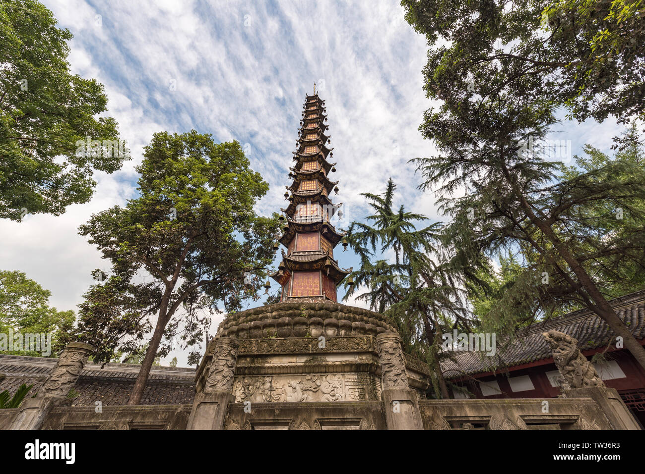 Chengdu, Sichuan Province, China - Sept 29,2018 : Thousand buddha temple bouddhiste Wenshu en pagode Banque D'Images