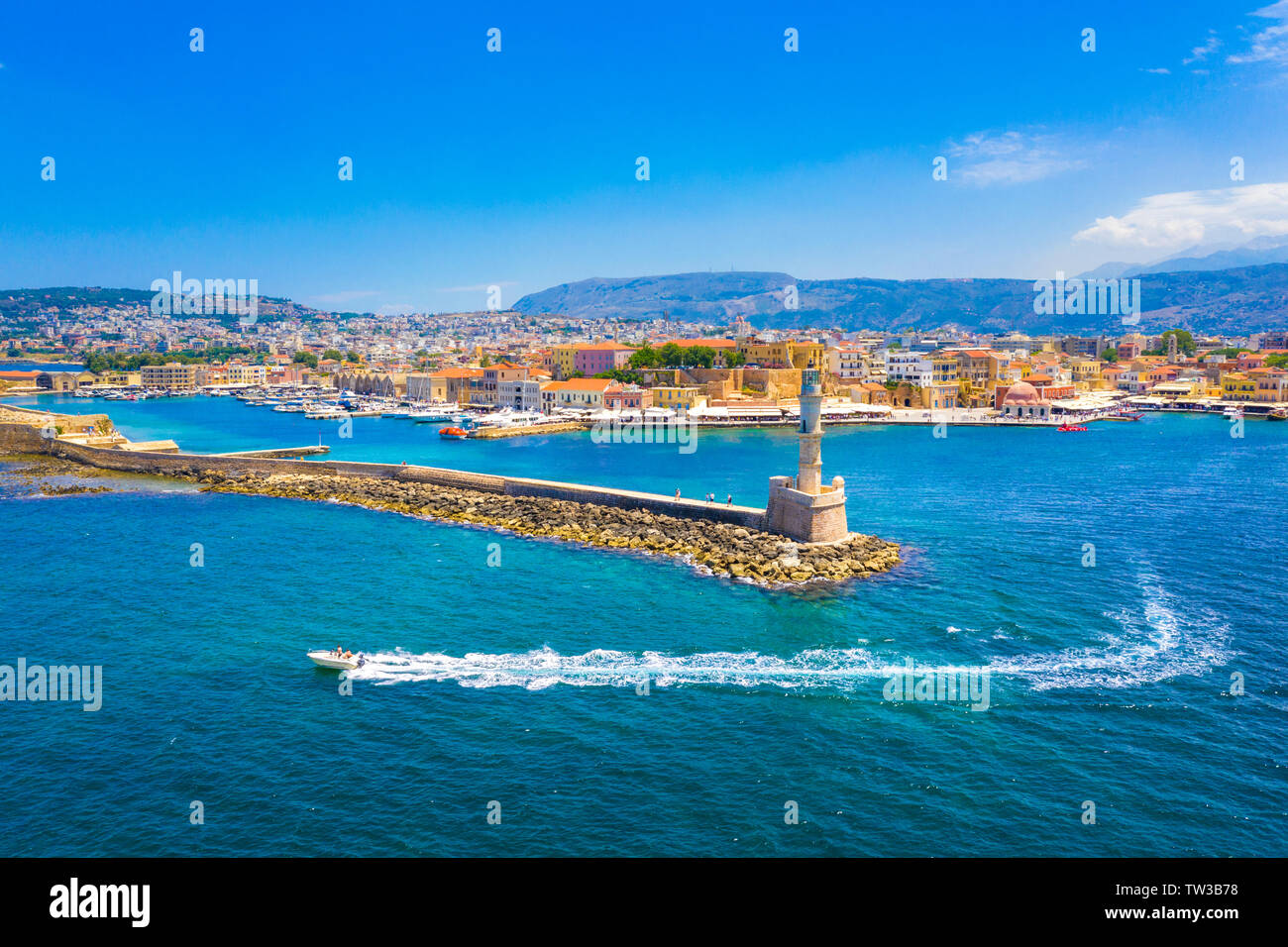 Panorama de la magnifique vieux port de La Canée, avec l'étonnant phare, mosquée, venetian shipyards, Crète, Grèce. Banque D'Images