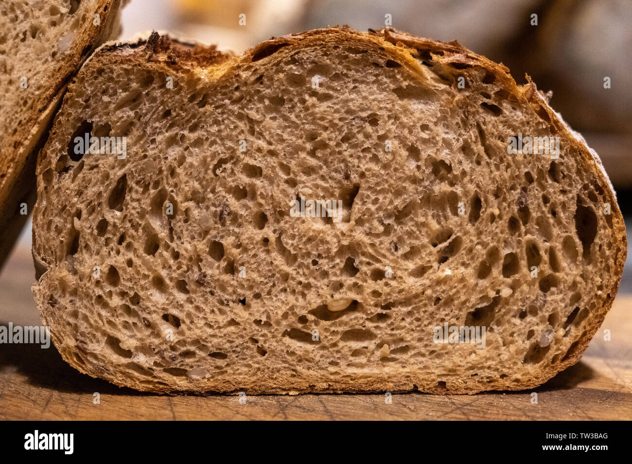 Close up of home made multigrain, pain au levain italien professionnel boulangerie chaude isolée juste sorti du four chauffé au bois sain vieux style traditi Banque D'Images