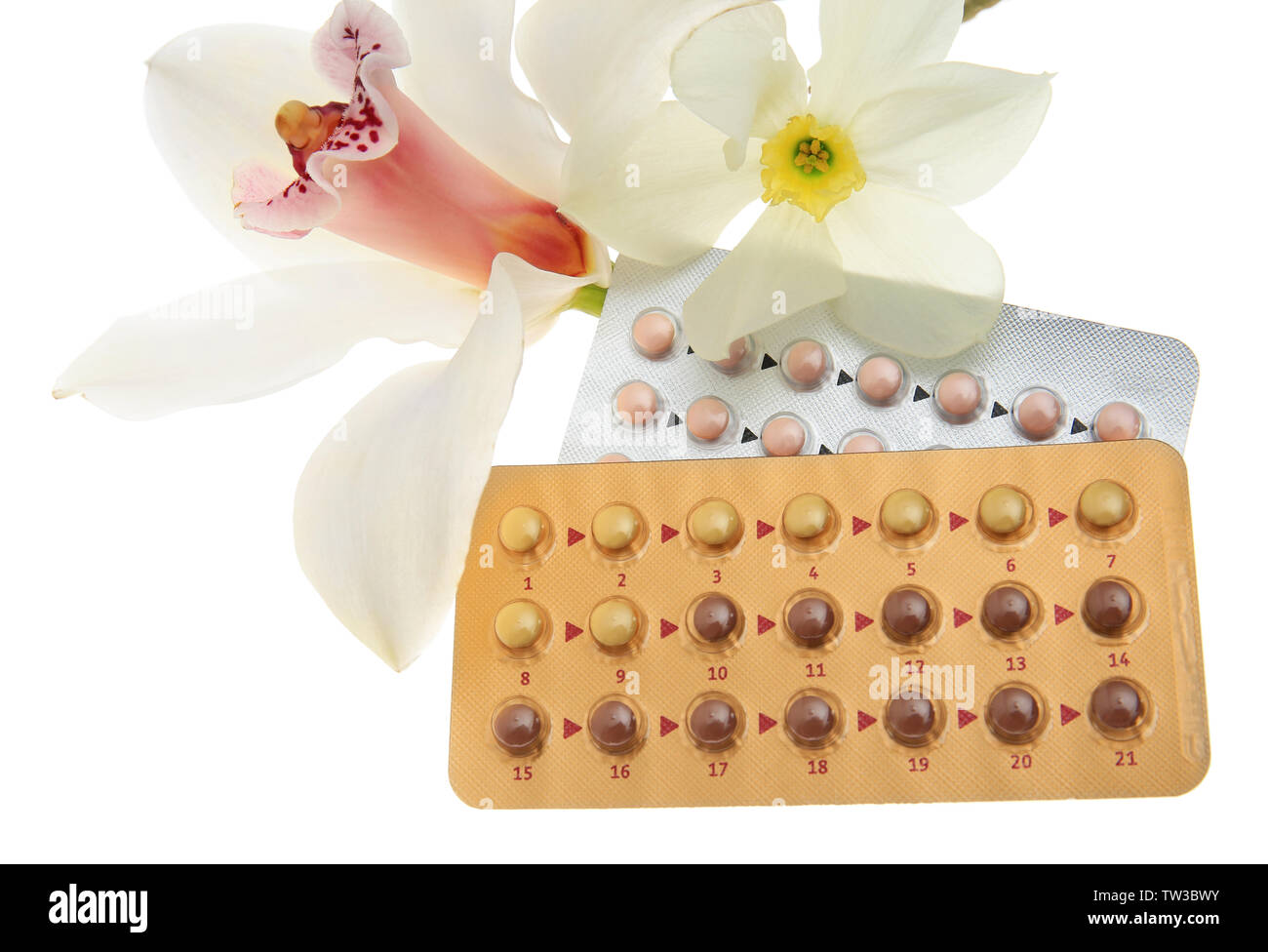 La contraception orale concept. Des pillules de contrôle des naissances et de belles fleurs sur fond blanc Banque D'Images