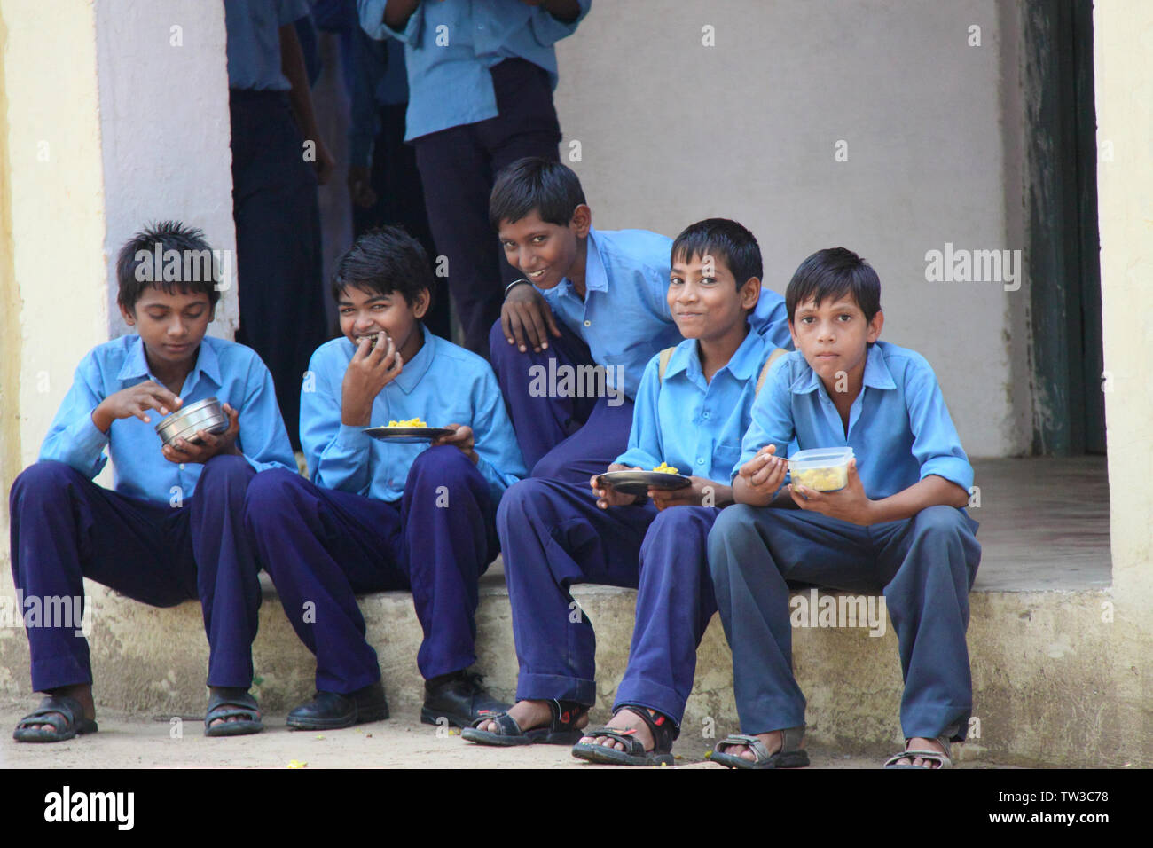 Les étudiants déjeunant dans une école, Inde Banque D'Images