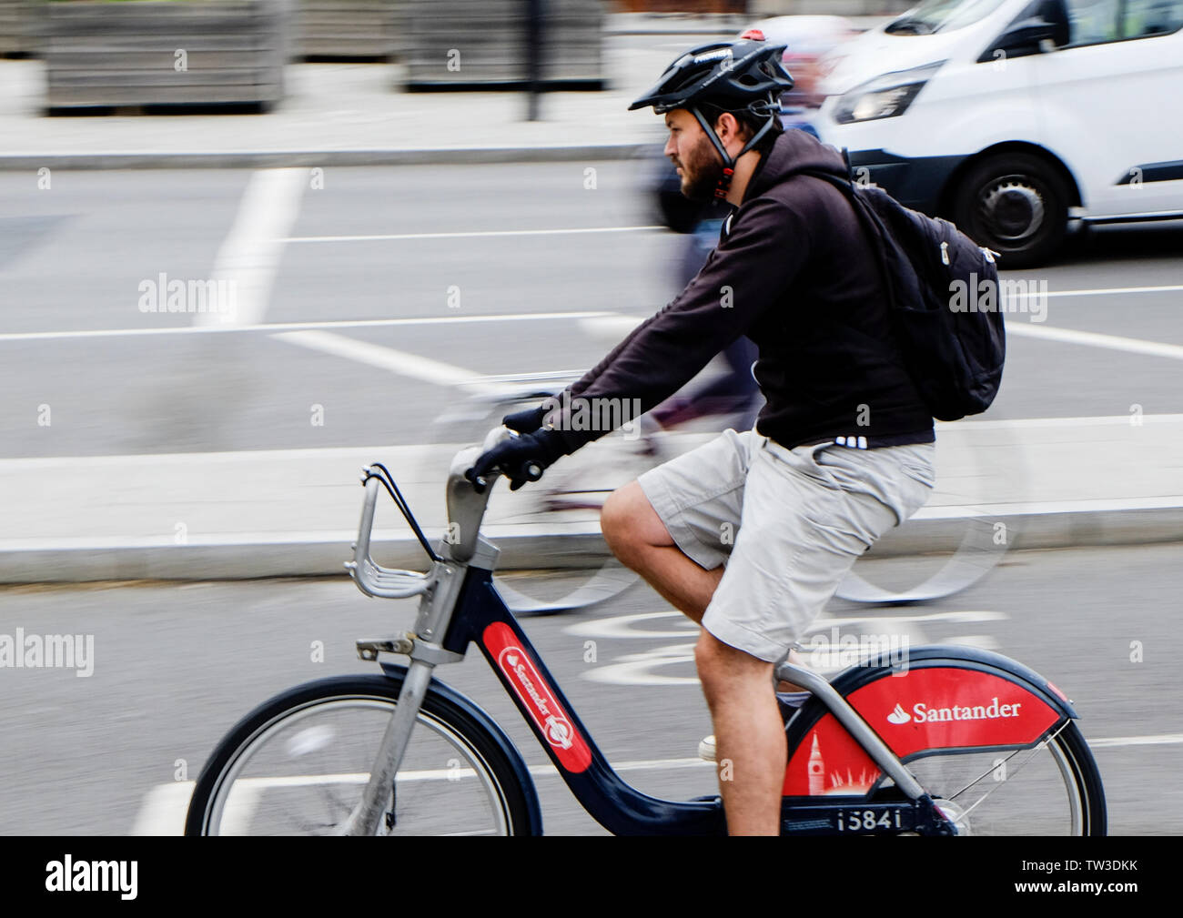 Motion Blur capture d'un homme sur un vélo cycliste Santander dans une voie cyclable laissant Blackfriars Bridge, Londres Banque D'Images