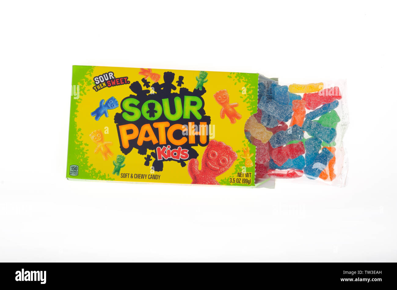 Sour Patch Kids candy box ouvert avec sachet de bonbons montrant sur blanc Banque D'Images