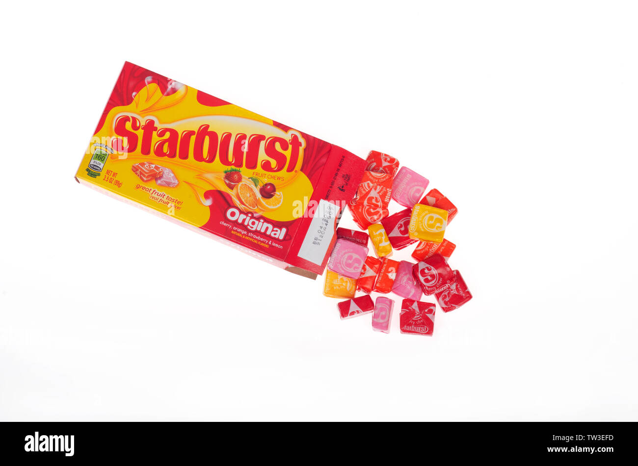 Bonbons Starburst a ouvert la boîte de bonbons enveloppés avec spilling out from mars wrigley sur fond blanc Banque D'Images