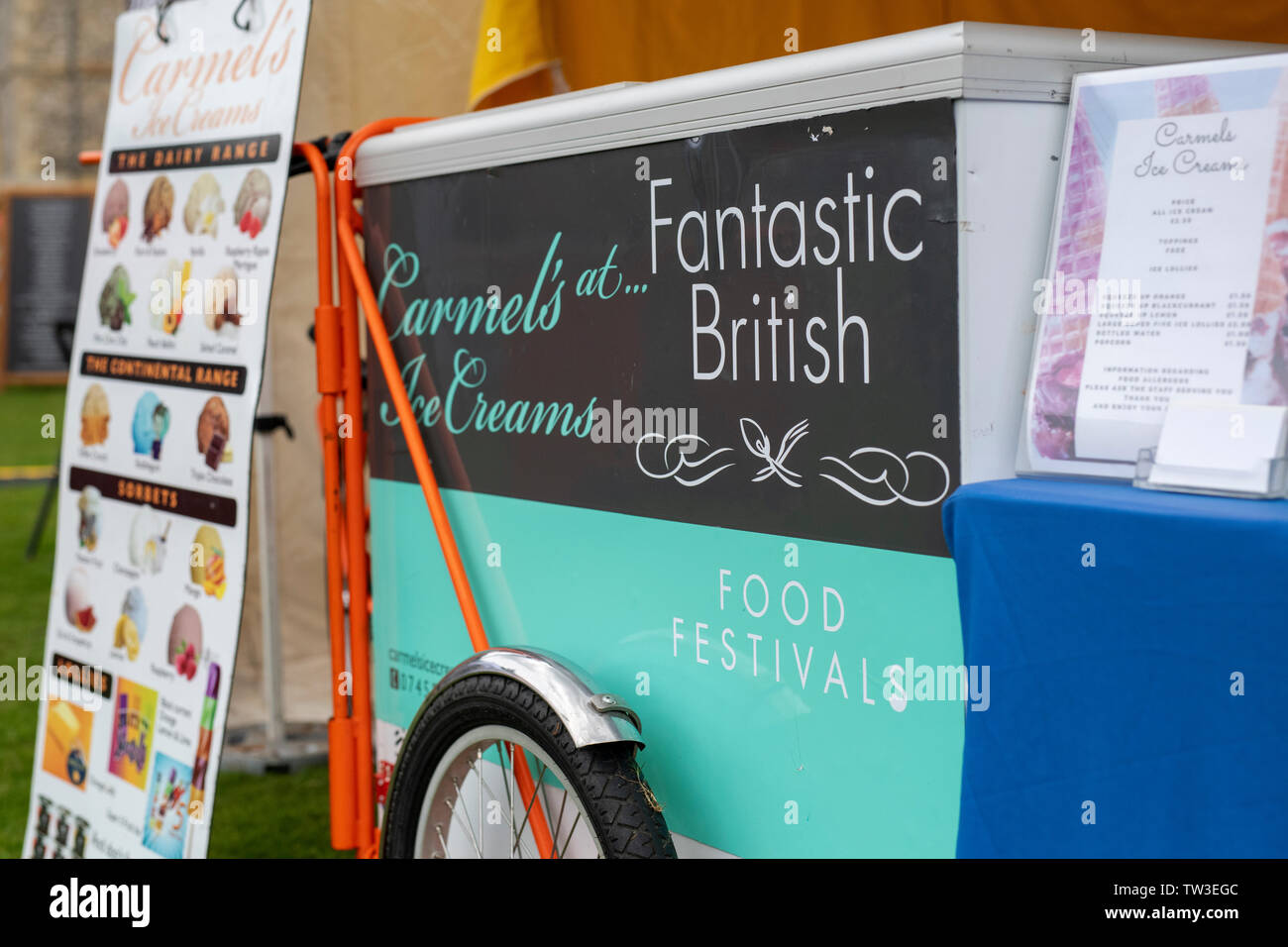 La fantastique festivals alimentaires signe sur une glace panier à pied Park food festival. With Stonor, Henley-on-Thames, Oxfordshire, Angleterre Banque D'Images