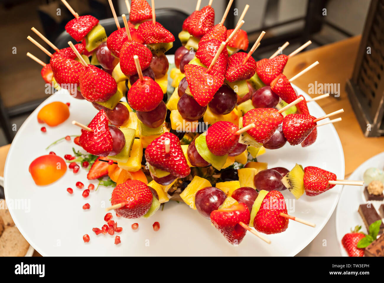 Juteuse et salade de fruits frais Partie des bâtons. Salade de