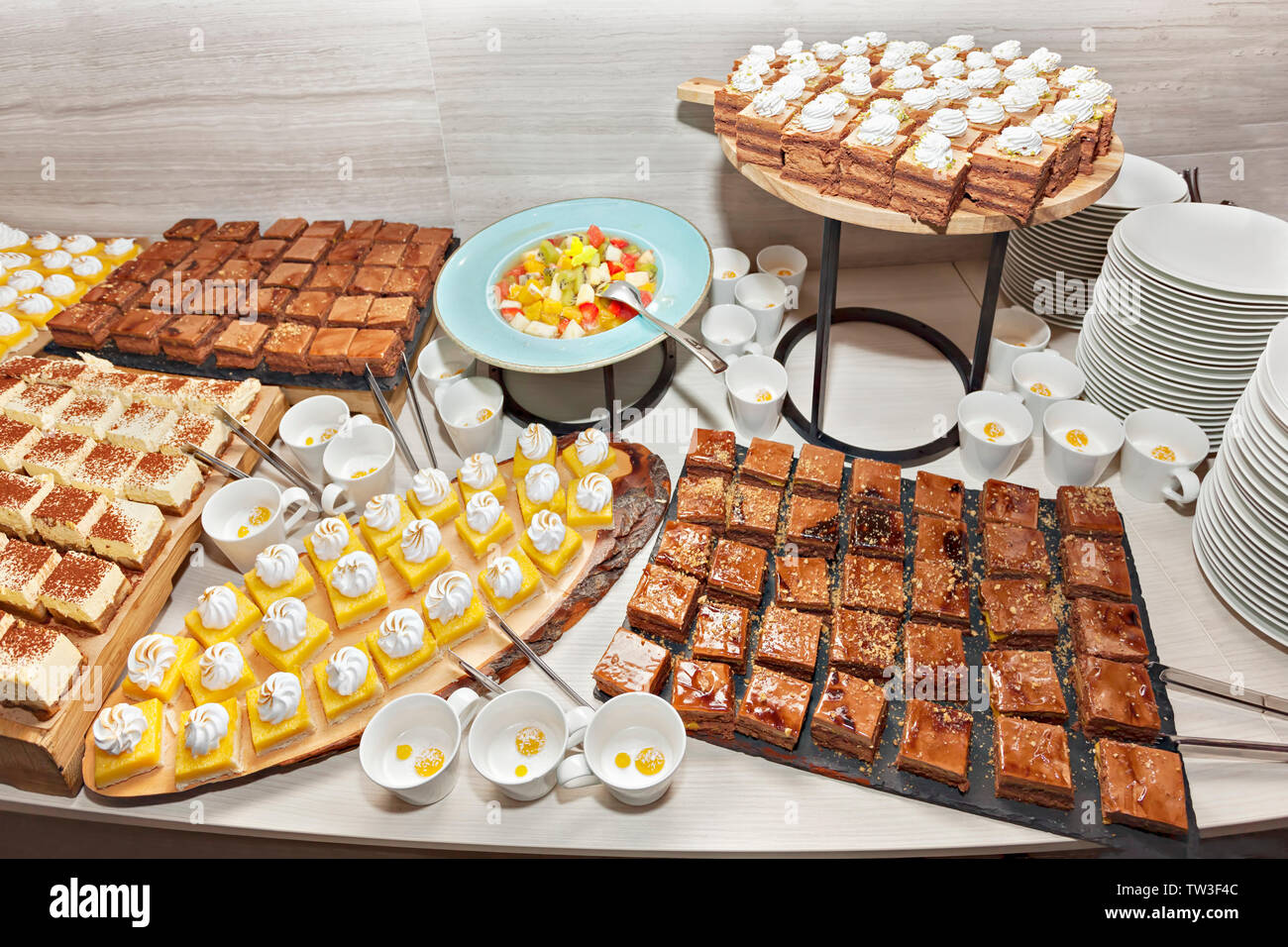 Petit Assortiment De Gateaux Alignes Decore Sur Le Buffet De Desserts Avec Une Salade De Fruits Sweet Paradise Photo Stock Alamy Petit Assortiment De Gateaux Alignes Decore Sur Le Buffet De Desserts Avec Une Salade De Fruits Sweet Paradise Photo Stock Alamy