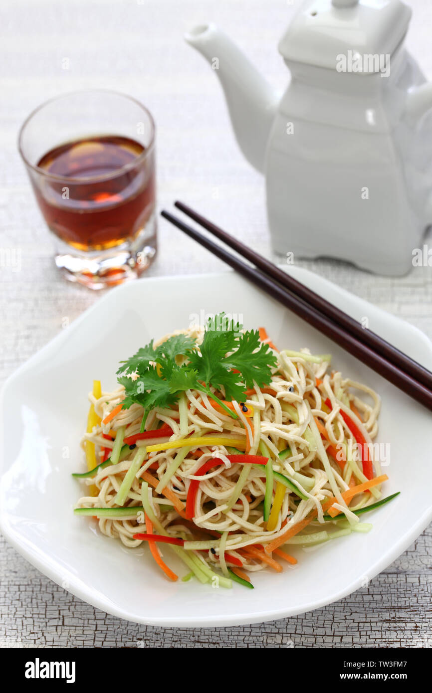 Nouilles chinoises au tofu salade, plat froid Banque D'Images