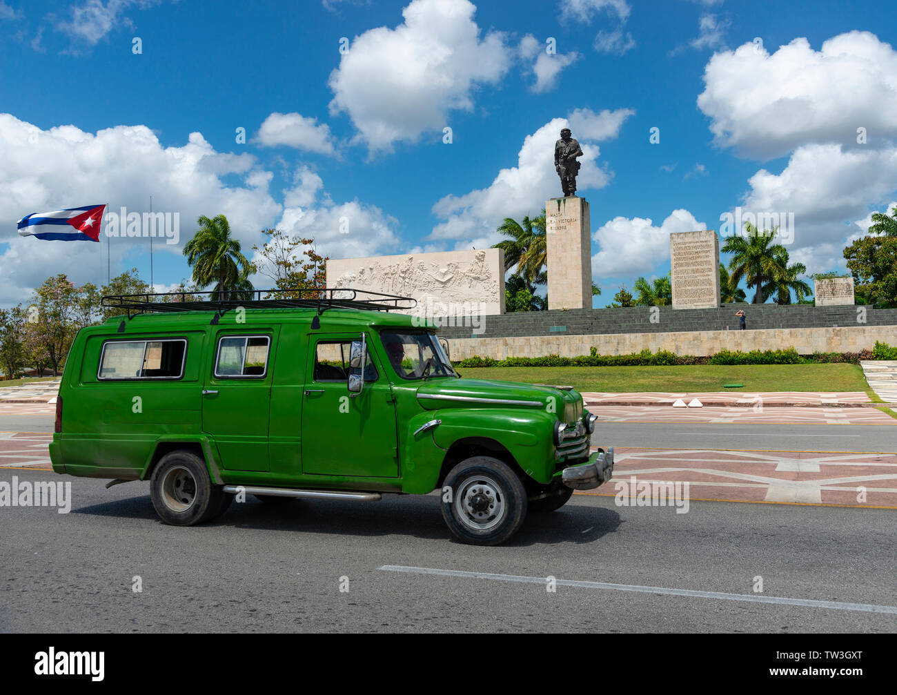 Classic American Motor Drives passé le monument à Ernesto 'Che' Guevara à Santa Clara, la ville de l'héroïque guerrilla, Cuba, Caraïbes Banque D'Images
