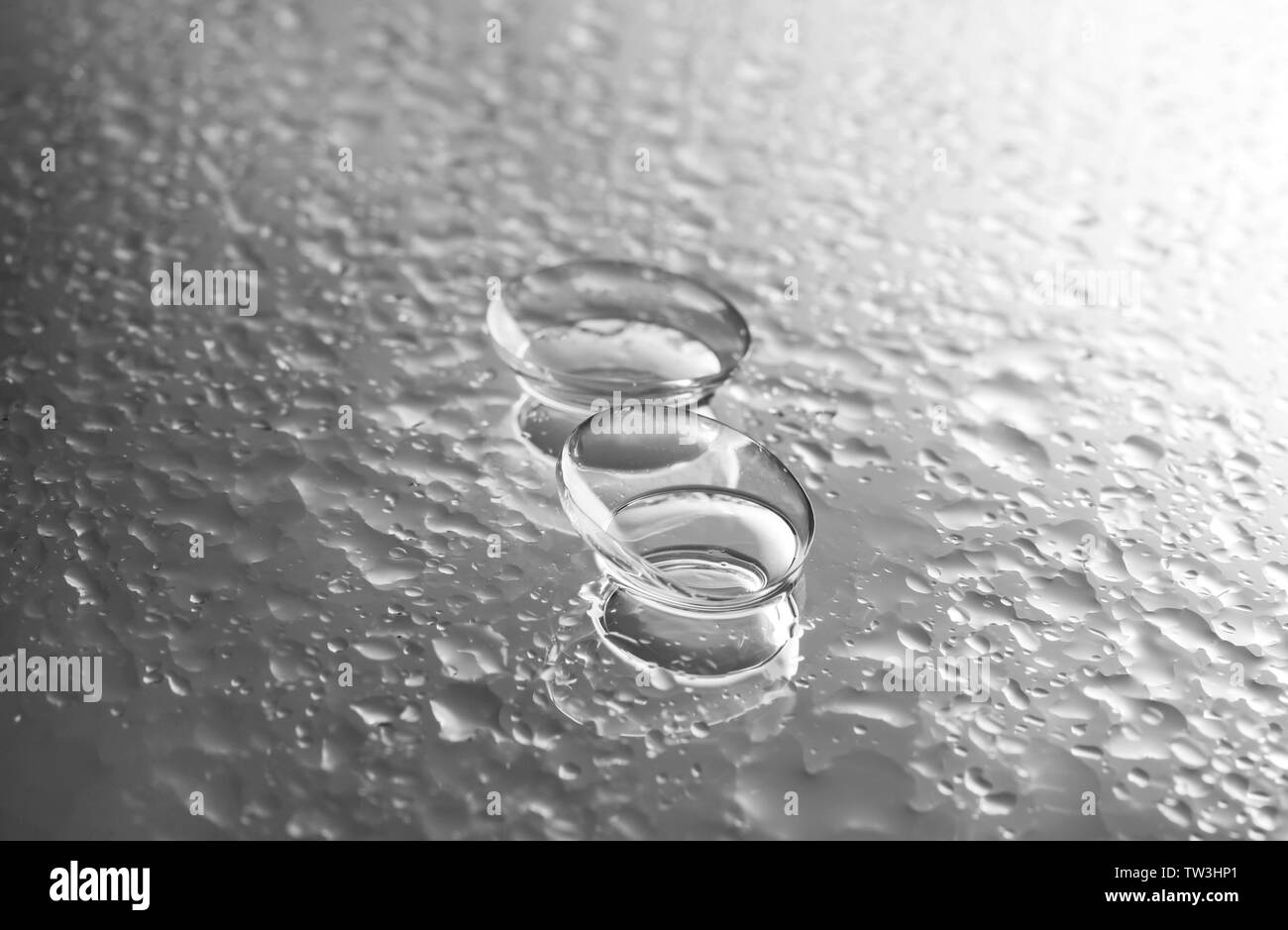 Les verres de contact et les gouttes d'eau sur fond gris Banque D'Images