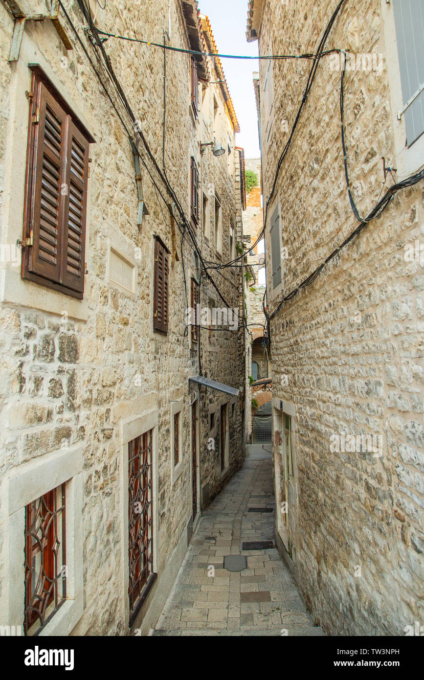 Ruelle et maisons anciennes de la vieille ville de Split, Croatie Banque D'Images