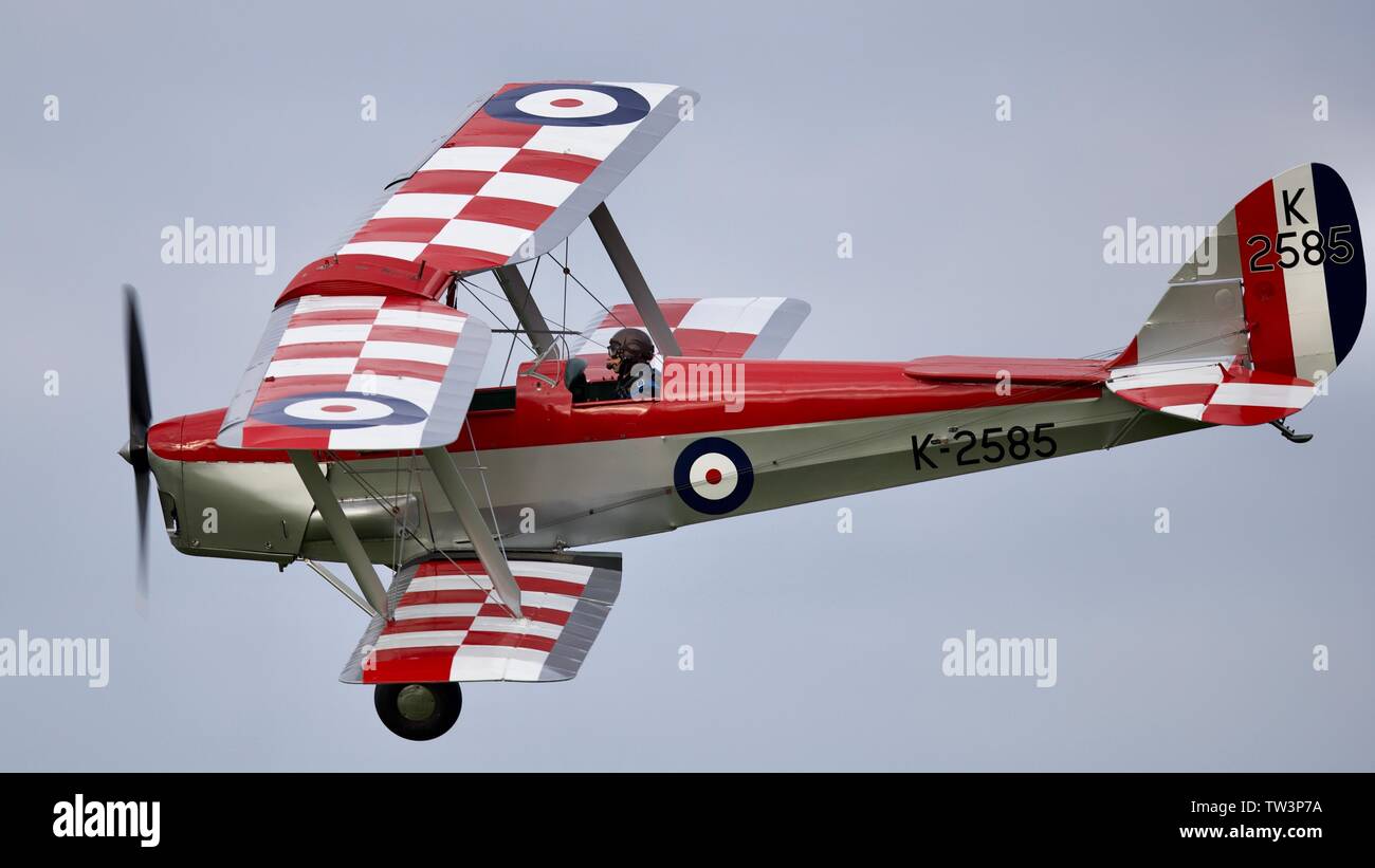 1931 DH82A Tiger Moth volant à Shuttleworth Airshow en soirée le 18 mai 2019 Banque D'Images