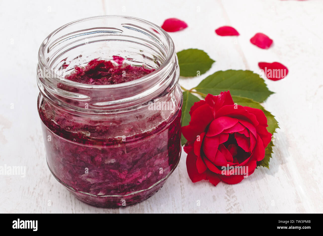 Confiture de pétales de rose dans un bocal de verre sur un fond clair. Confiture de fleurs. Alimentation saine. Copy space Banque D'Images