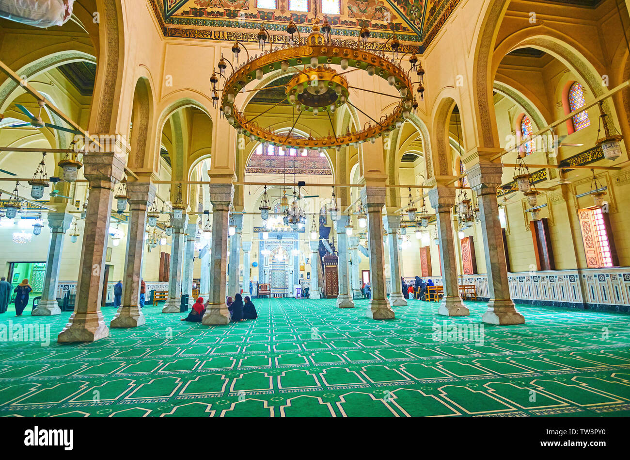 Le CAIRE, ÉGYPTE - Le 22 décembre 2017 : La salle de prière de la mosquée El-Nabaweya Al-Sayeda Fatima avec colonnes en pierre, sculpté et peint de décors, de belles chan Banque D'Images