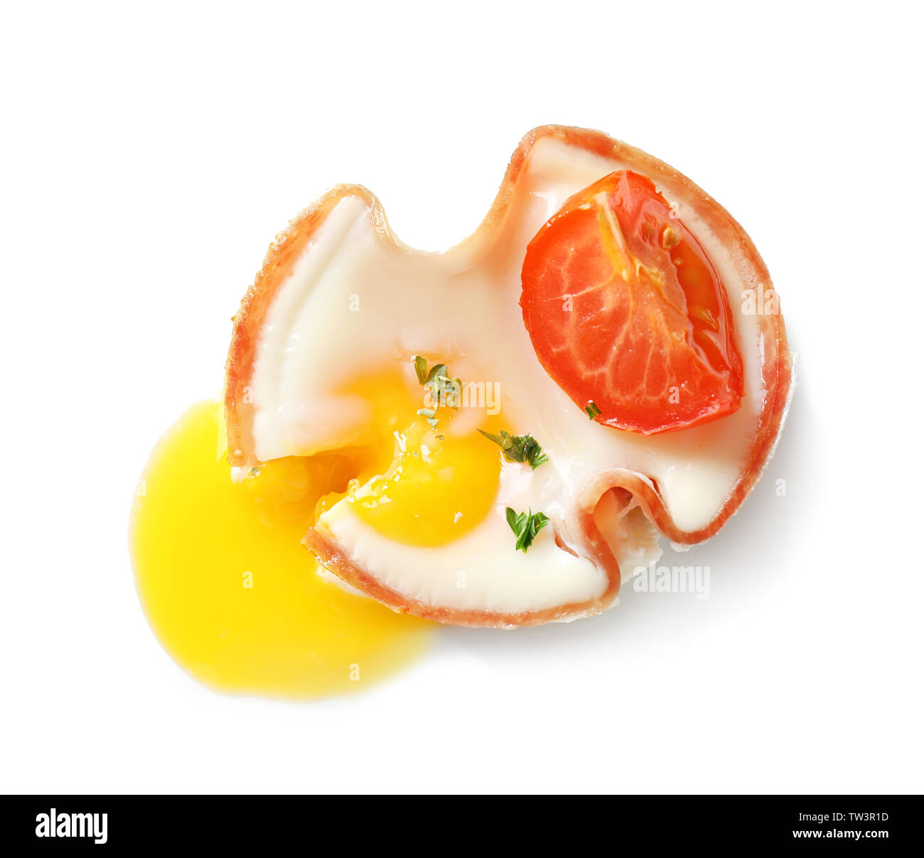 Oeufs savoureux avec de la tomate dans le jambon sur fond blanc Banque D'Images