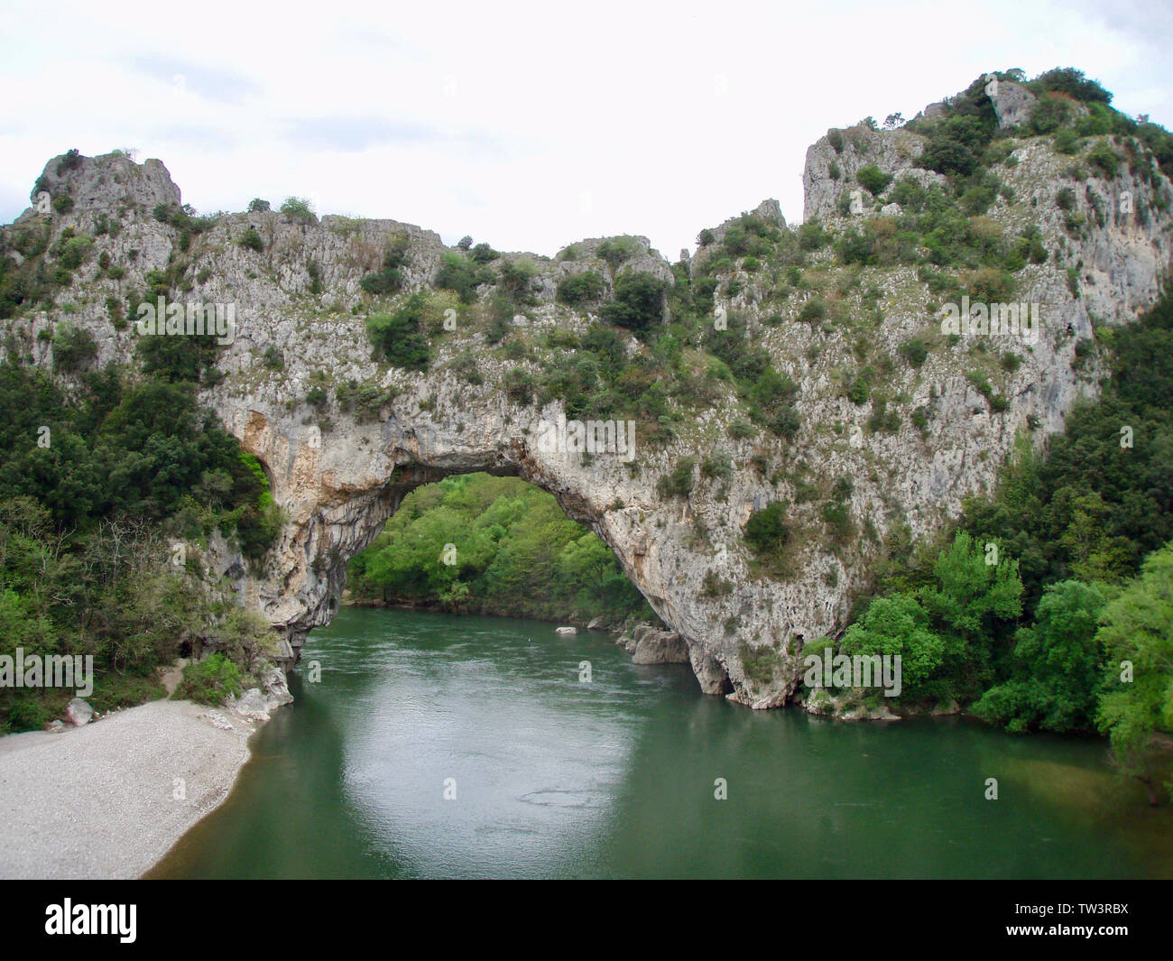 Vallon-Pont-D'Arc. Vallon est célèbre pour son arche naturelle sur l'Ardèche, France Banque D'Images