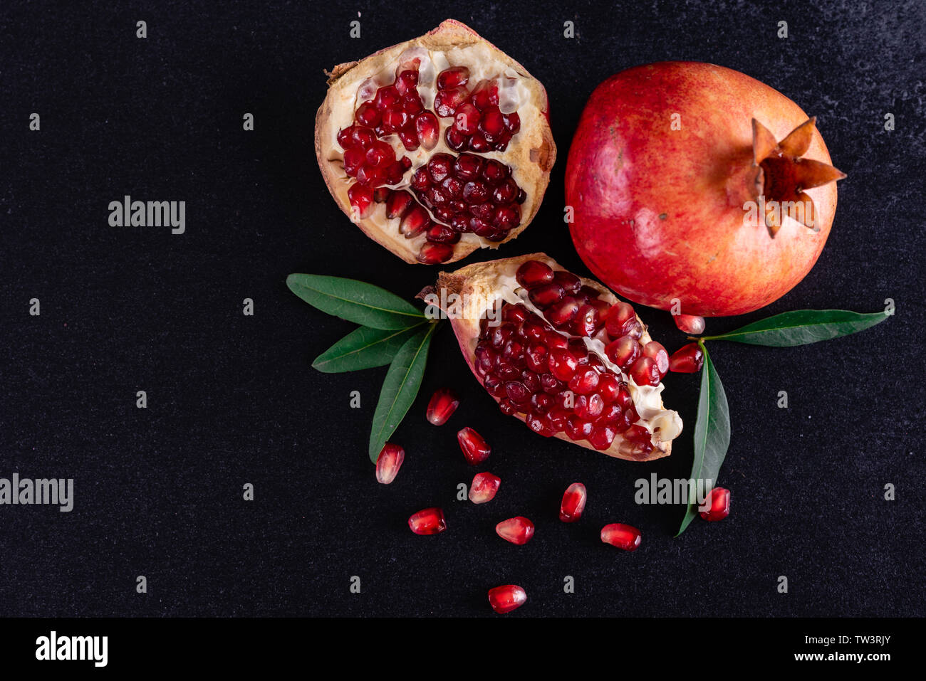 Jus de grenade rouge sur fond sombre Banque D'Images