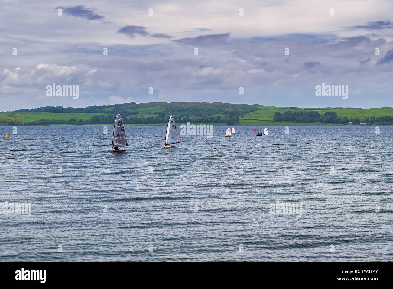 Largs, Ecosse, UK - 01 juin 2019 : Quelques petits voiliers au large de Largs Yacht Haven sur le Firth of Clyde à largs dans la côte ouest de l'Écosse. Banque D'Images